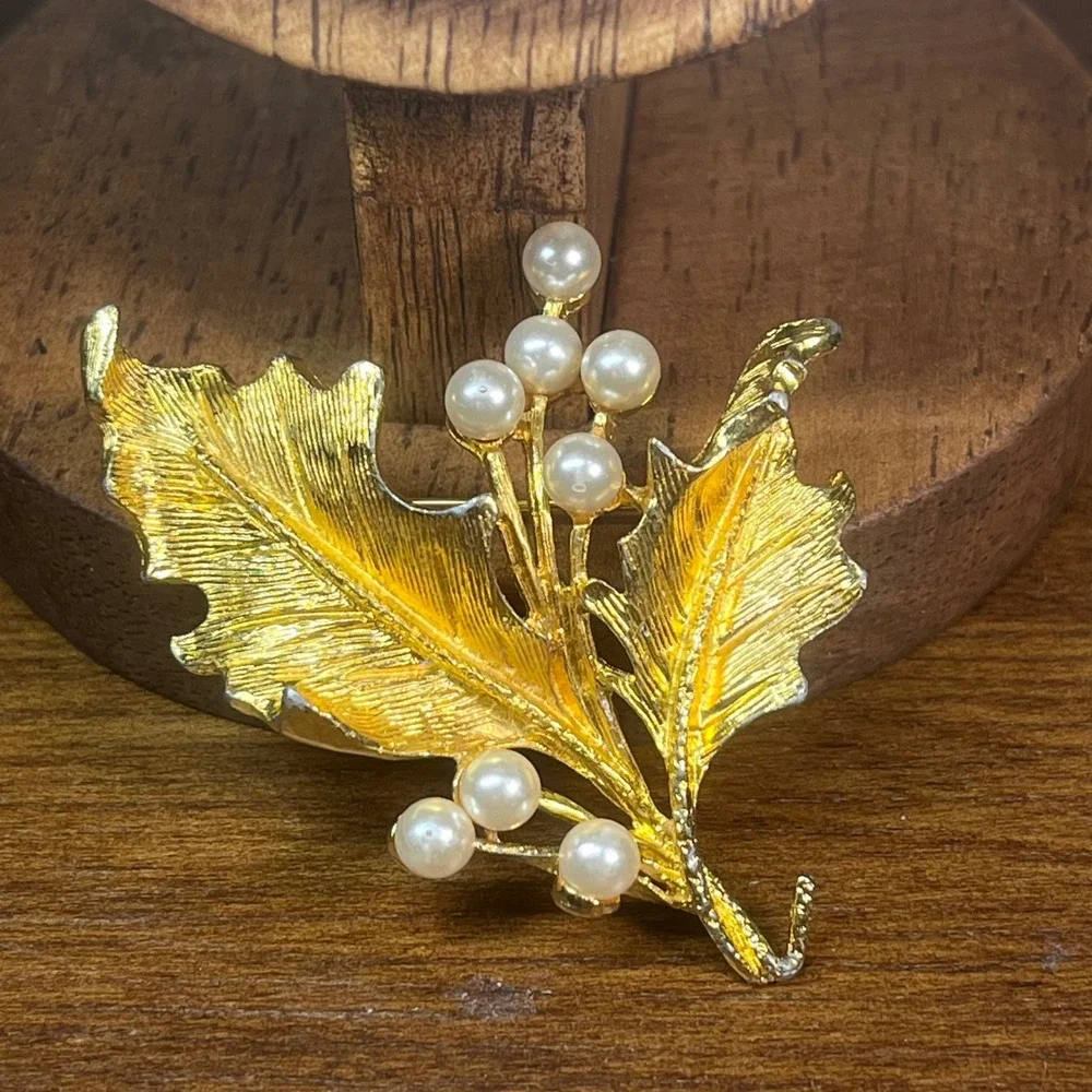Vtg Gold Tone Holly Leaf Faux Pearl Berry Christmas Holiday Brooch Pin Festive